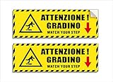 Adesivi Attenzione Gradino, mis. 30x10 cm, in italiano e inglese, cartello in PVC morbido, pittogramma sicurezza pericolo caduta, laminato antigraffio, anti UV, impermeabile lavabile, 2 Pz.